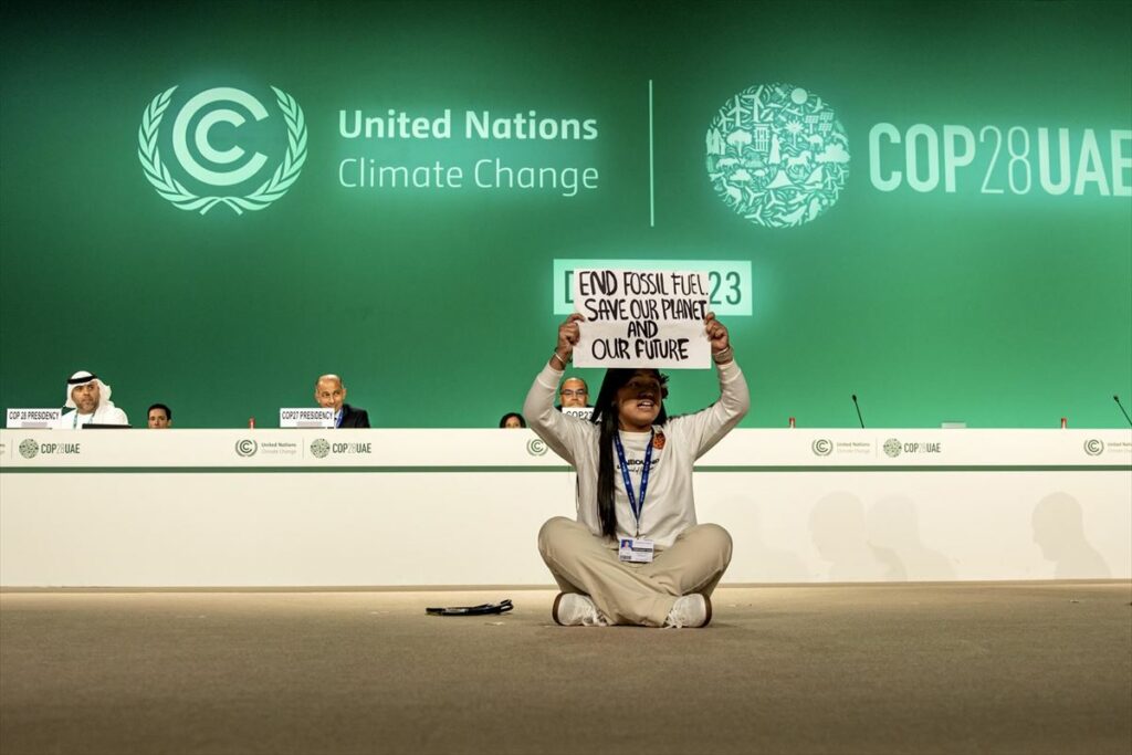 La activista india Licypriya Kangujam interrumpe la sesión de la COP28 con su protesta. Créditos: EFE.