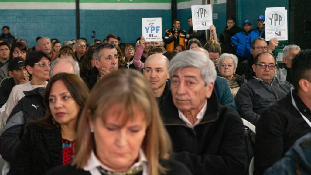 YPF sí entre los carteles de los vecinos de Sierra Grande que apoyan el oleoducto Vaca Muerta Sur. Créditos: Luciano Cutrera. 