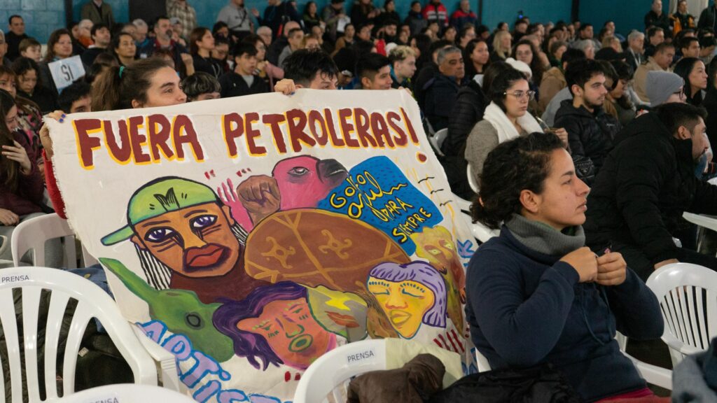 Fuera petroleras, en la audiencia pública por el oleoducto Vaca Muerta Sur. Créditos: Luciano Cutreras.