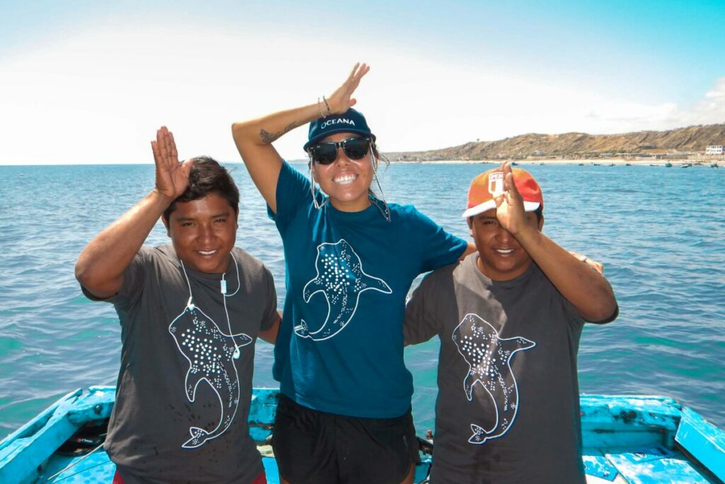 Los pescadores locales se han convertido en aliados de los científicos en el proyecto de conservación del tiburón ballena. Aquí la investigadora Alejandra Mendoza con los gemelos Juan y Carlos Apolo Cornejo. Foto suministrada Alejandra Mendoza.