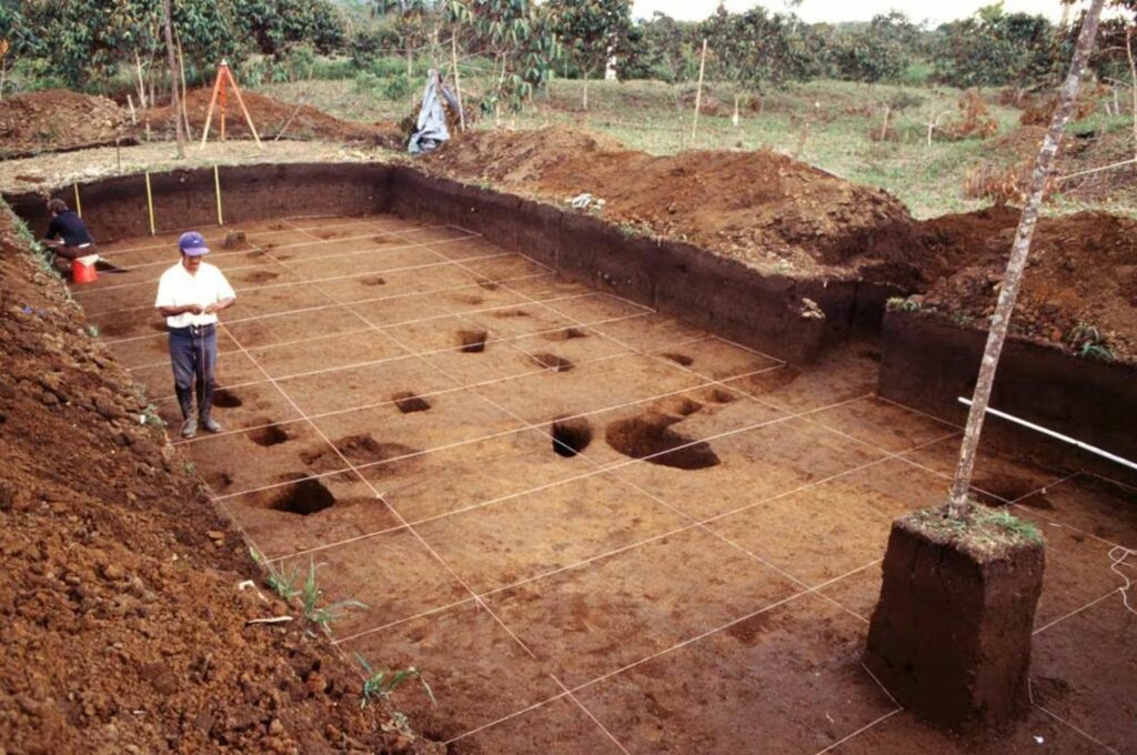 Excavación arqueológica a gran escala en una plataforma de tierra del sitio Sangay en el valle del Upano en Ecuador. Créditos: EFE.