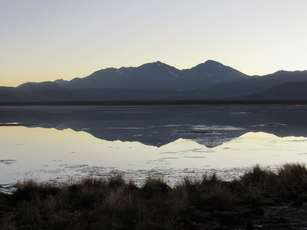 Las tres cumbres del Nevado de Tres Cruces, reflejados en la Laguna Santa Rosa. Créditos: Catalina Pérez.  