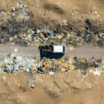 Ropa y basura en el desierto de Atacama. Créditos: Gonzalo Zúñiga.