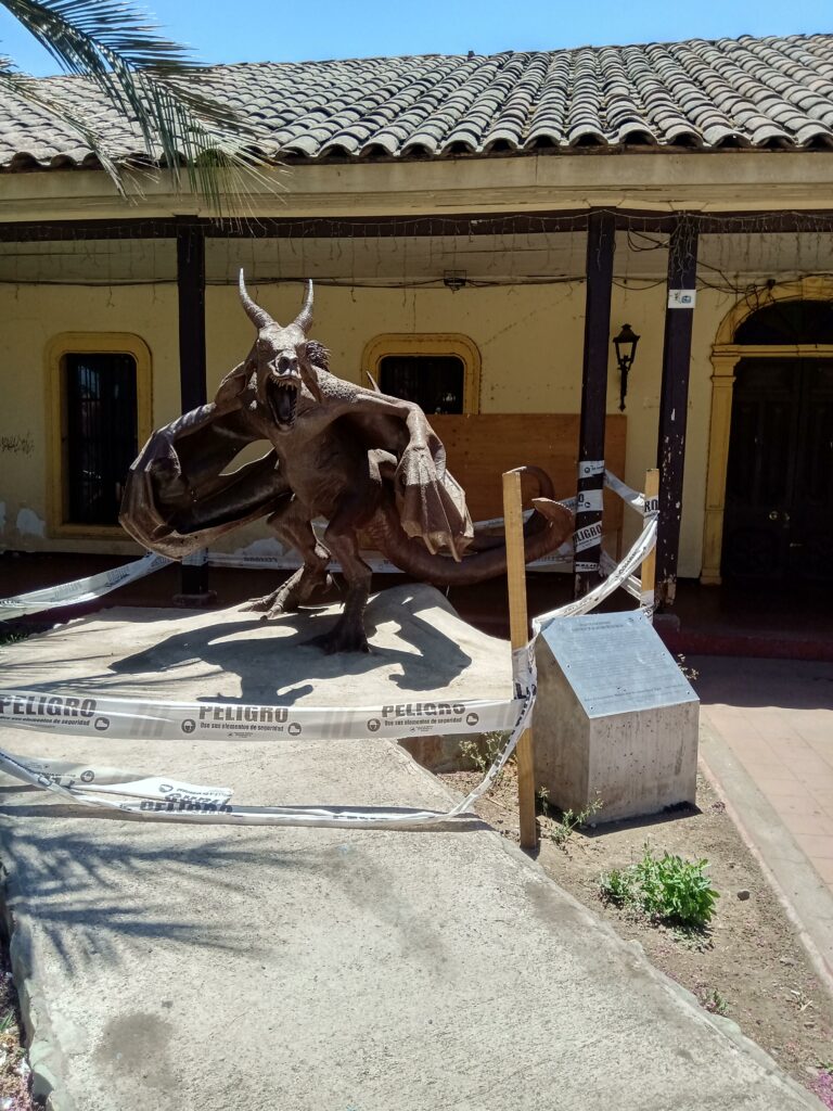Escultura del Monstruo de la Laguna, frente a la Municipalidad de San Vicente de Tagua Tagua. Créditos: Municipalidad de San Vicente de Tagua Tagua