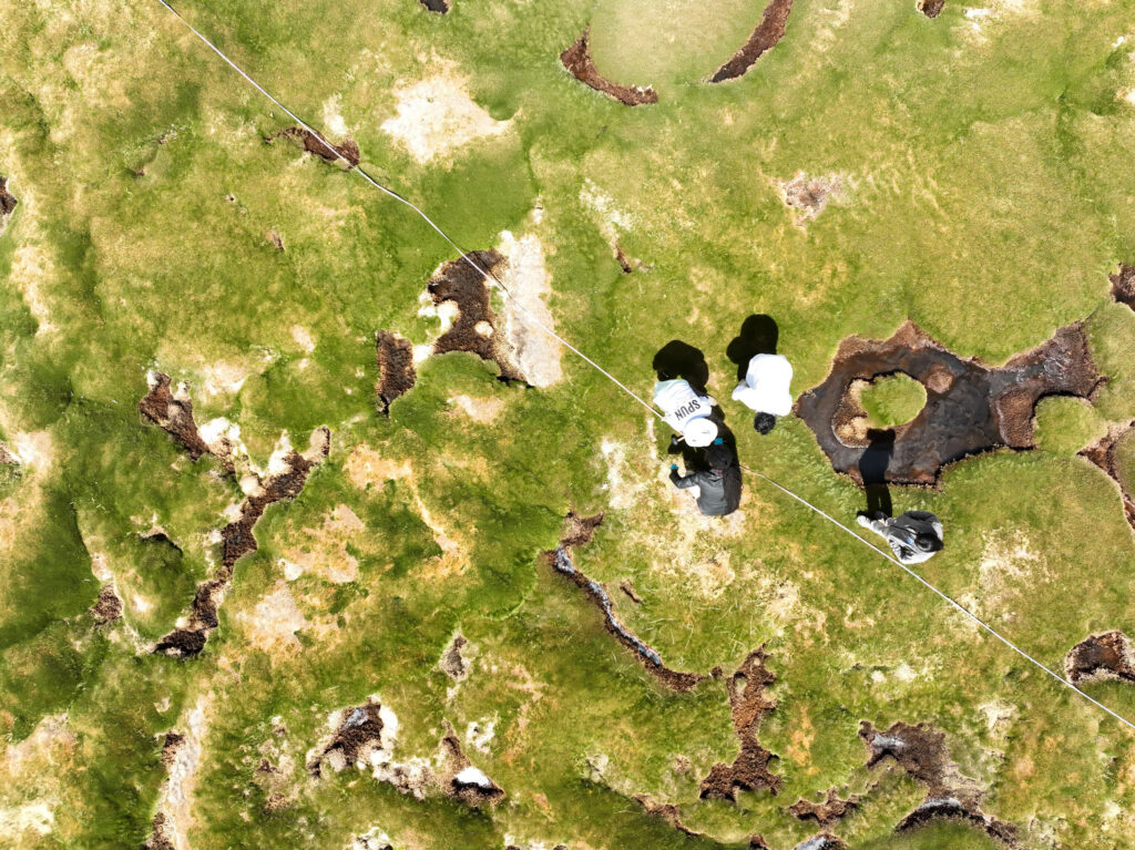 Vista aérea de la toma de muestras en la expedición de búsqueda de hongos en el desierto de Atacama