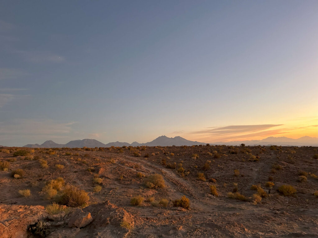 Fotografía que captura el paisaje del desierto de Atacama en el atardecer.