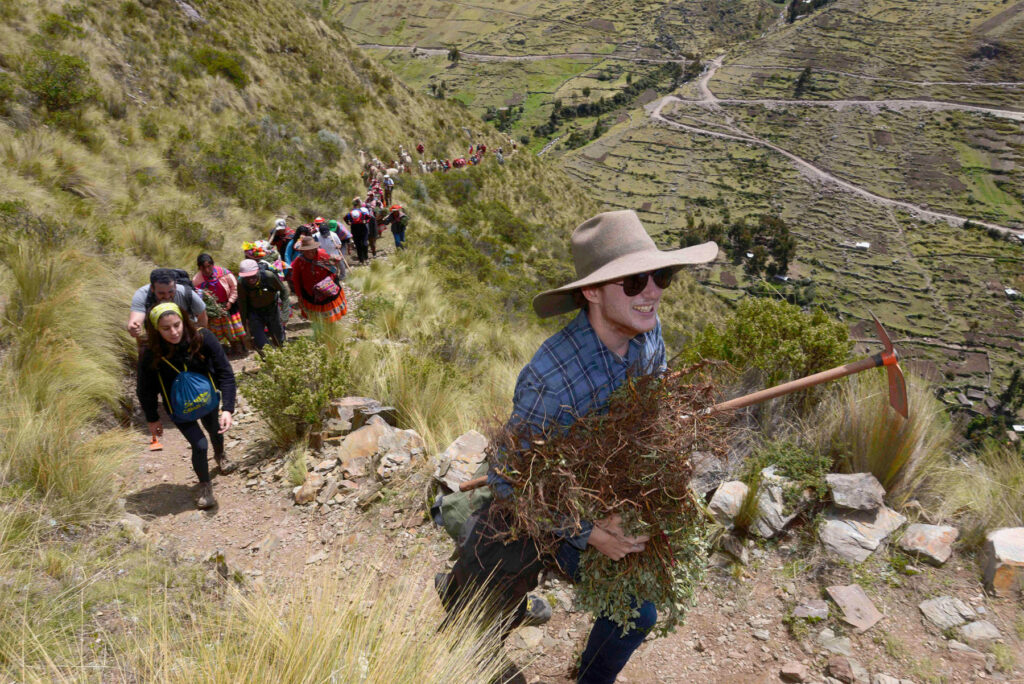 Florent Kaiser, ingeniero forestal franco-alemán y CEO de Global Forest Generation, durante el Queuña Raymi 2018, un festival en el que las comunidades de Cusco se dedican a reforestar Polylepis. Kaiser y Aucca crearon Acción Andina para replicar el trabajo de ECOAN en diferentes países. Imagen: Flor Ruiz