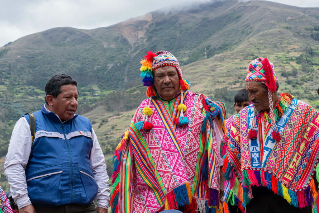 El biólogo Constantino Aucca (izquierda) y líderes comunitarios en Queros, Perú. Aucca fundó ECOAN, una ONG que promueve la conservación de especies en peligro y ecosistemas andinos amenazados. Desde 2000, la organización ha reforestado 4,5 millones de plantas en 16 zonas protegidas, implicando en el proceso a 37 comunidades andinas. Imagen: Paulo Silvera
