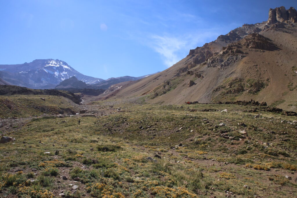 Gobierno de Santiago y Fundación DeporteLibre firman acuerdo para fortalecer el turismo de montaña en San José de Maipo

La iniciativa es parte del proyecto “Los 16 de Chile” cuyo objetivo es construir refugios en la montaña más alta de cada región del país, y así fomentar la cultura de montaña y potenciar el turismo.