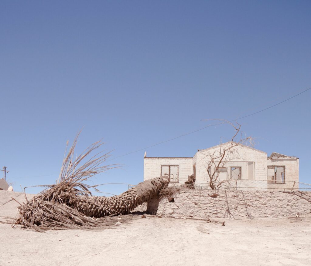 Desert Infrastructures & El Paisaje Mineral Tiene El Cielo Celeste y Dos Montañas Blancas. Créditos: Marco Zegers. 