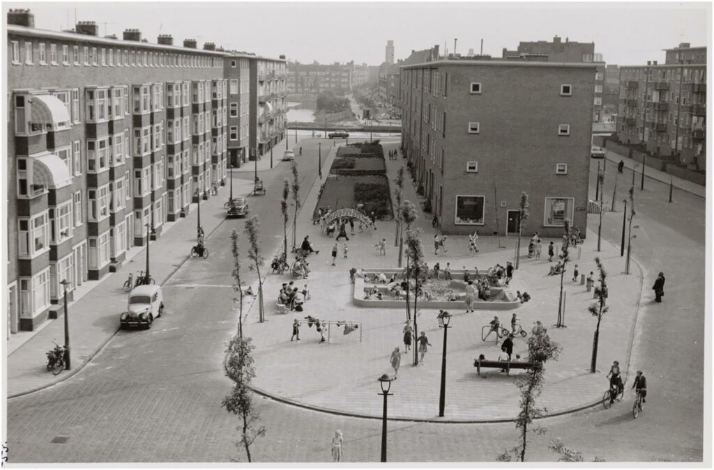 El parque infantil de Aldo van Eyck en Buskenblaserstraat en Ámsterdam. Cortesía del Archivo de la Ciudad de Ámsterdam.