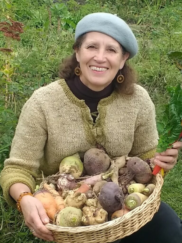 Lilian Barrientos posando con sus cultivos. Créditos: Semilla Austral.