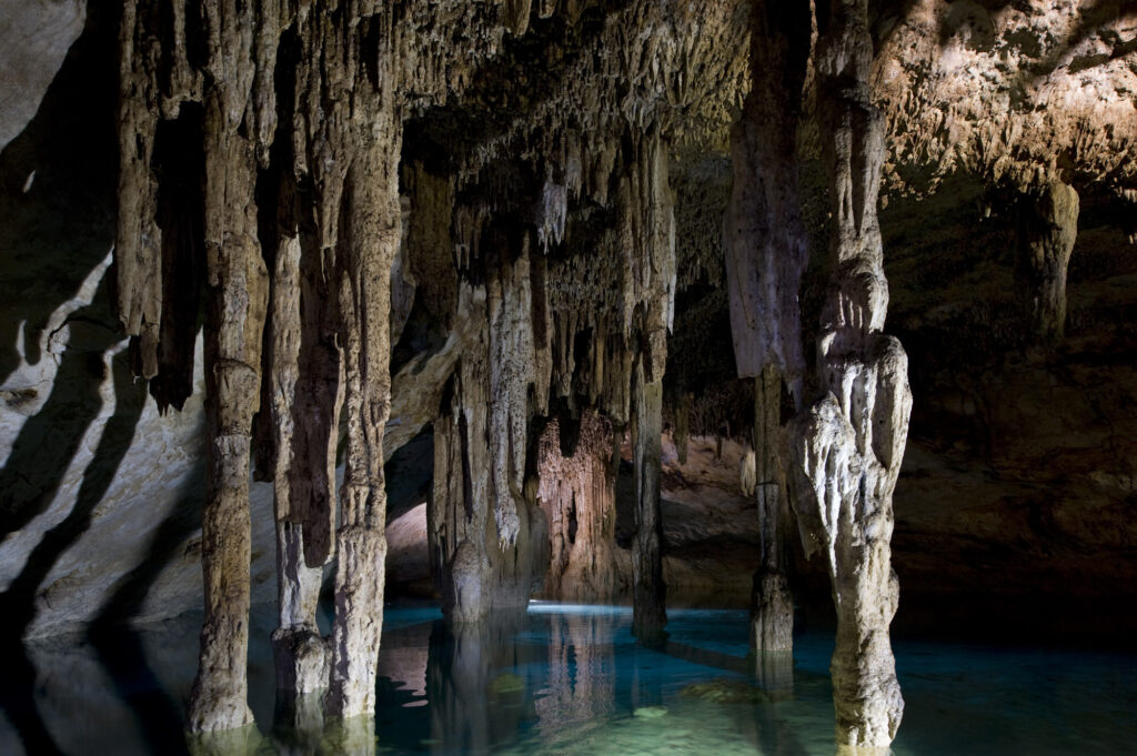 Formaciones al interior del sistema de cuevas subterráneas en la península de Yucatán. Foto: ILCP / Amigos de Sian Ka’an