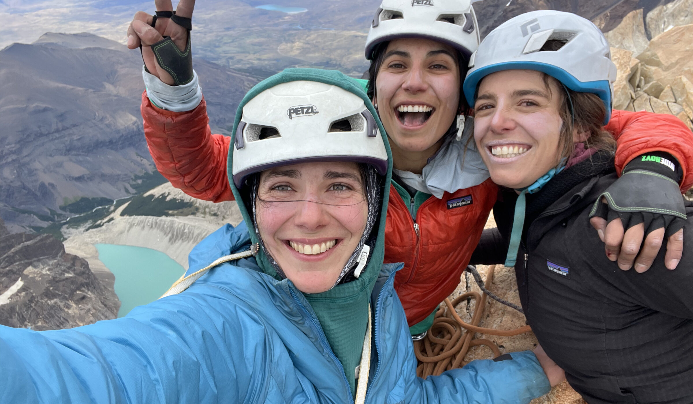 Cordada de mujeres en la Torre Norte del Paine: sería el primer ascenso chileno totalmente femenino del que hay registro en esa montaña