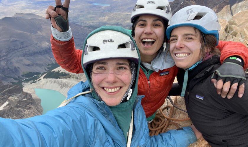 Cordada de mujeres en la Torre Norte del Paine: sería el primer ascenso chileno totalmente femenino del que hay registro en esa montaña