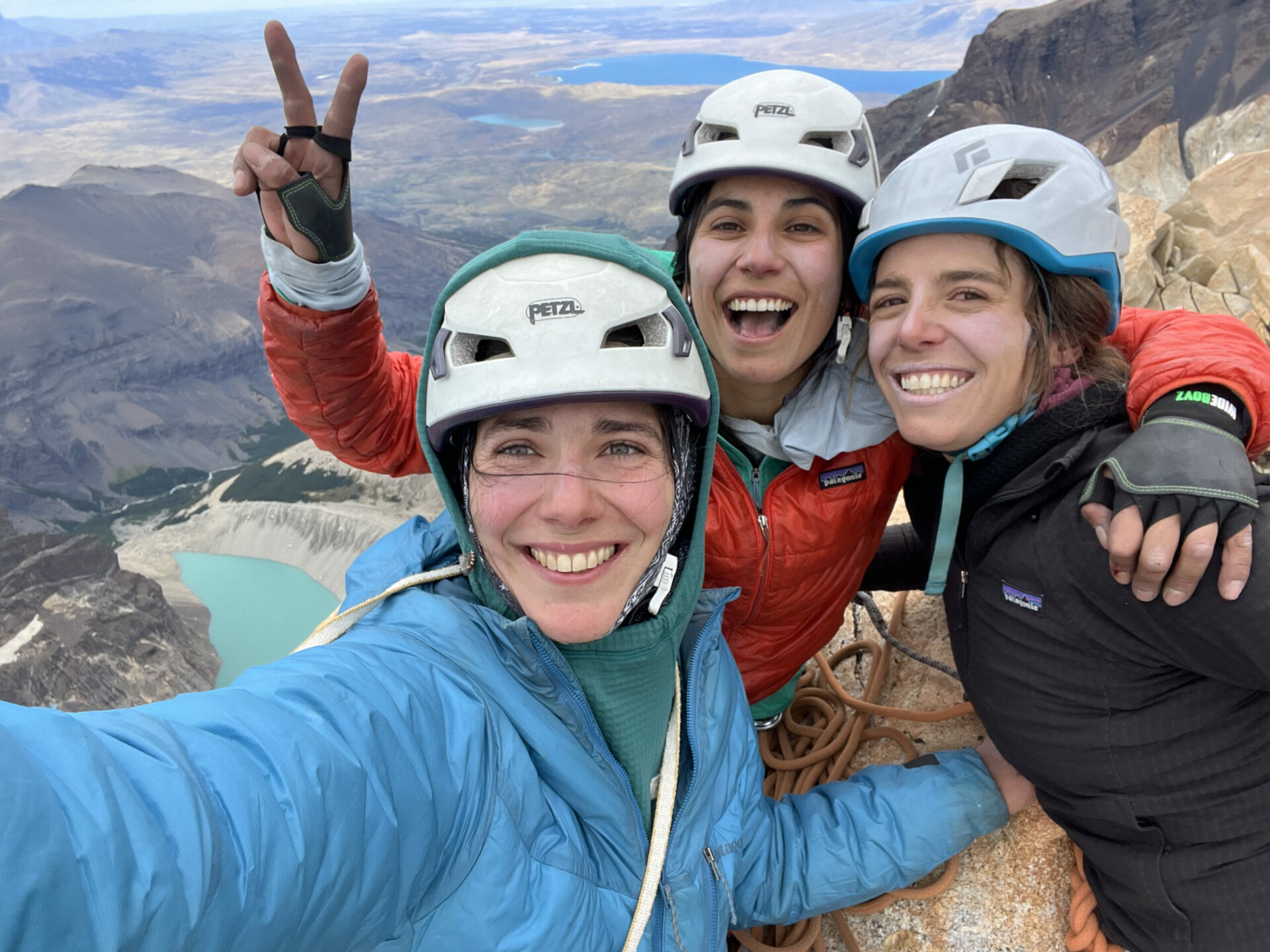 Cordada de mujeres en la Torre Norte del Paine: sería el primer ascenso chileno totalmente femenino del que hay registro en esa montaña