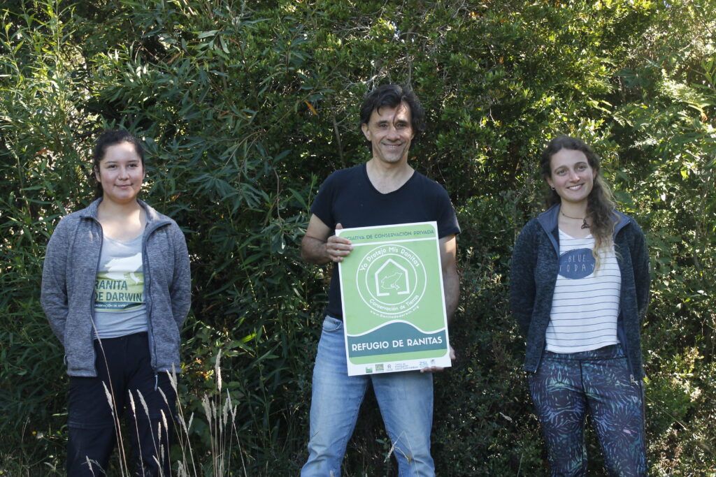 De izquierda a derecha: Maricela Núñez, Sebastián Miranda, and María Belén Zapararte. Créditos ONG Ranita de Darwin