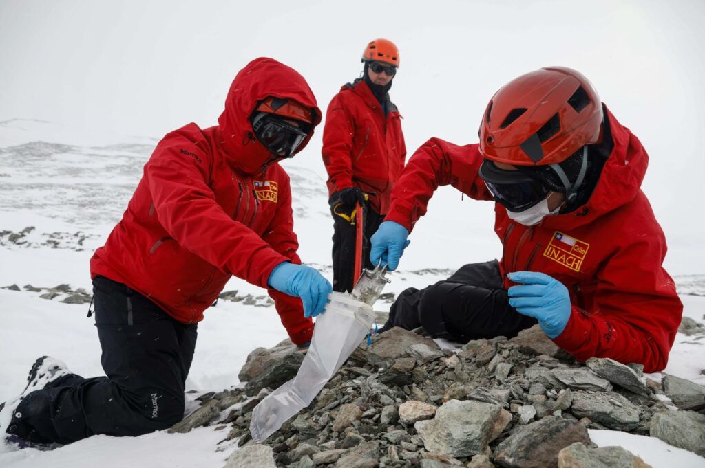 Científicos del Instituto Antártico Chileno extrayendo muestras en la Antártica, Chile. Créditos: INACH.