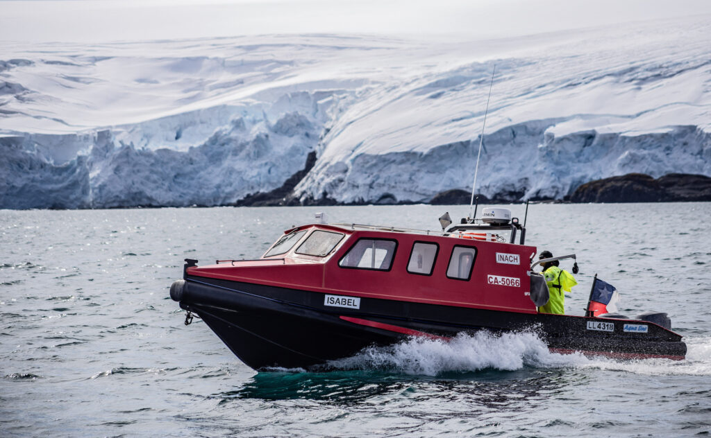 Lancha navegando en las aguas de la Antártica Chilena, a bordo científicos del Instituto Antártico Chileno. Créditos: INACH.