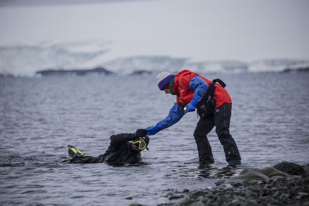 Científicos del Instituto Antártico Chileno extrayendo muestras en las costas de la Antártica, Chile. Créditos:   INACH.
