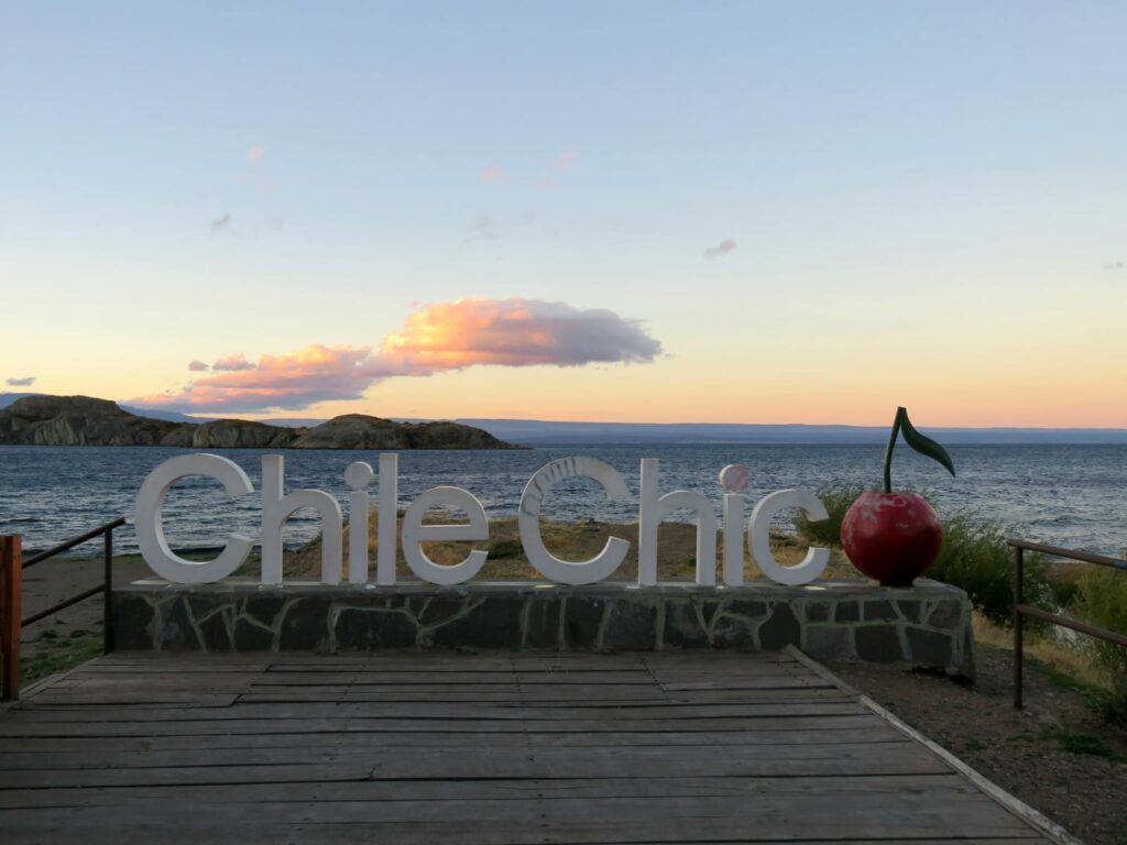 Letrero de Chile Chico, ubicado en uno de los extremos del paseo junto al lago General Carrera. Créditos: Jǒzepa Benčina.