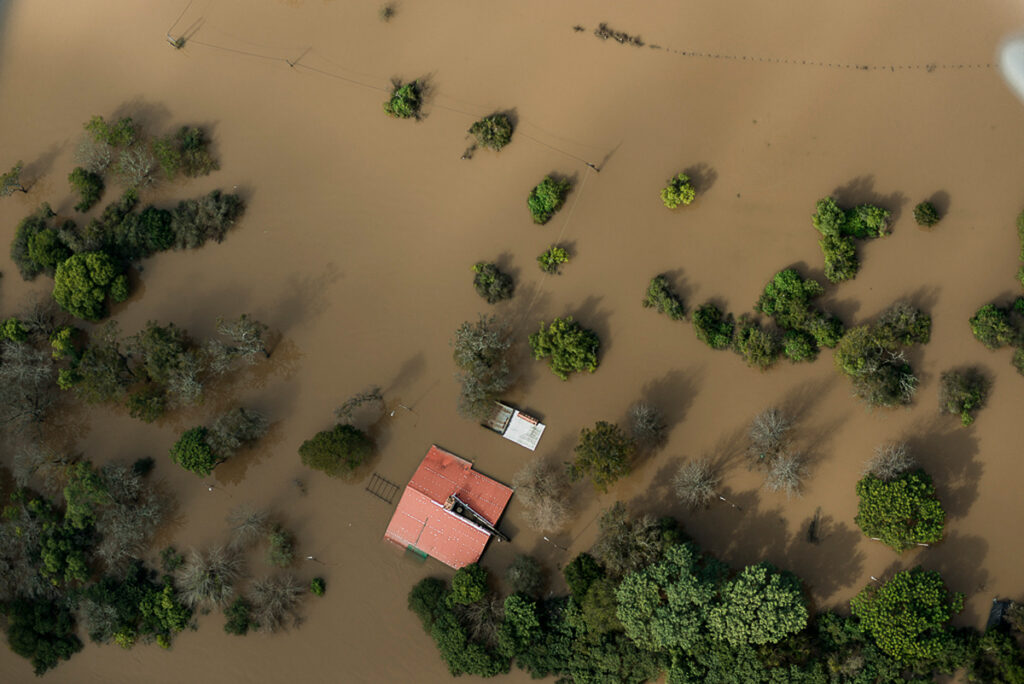 Inundación provocada por el río Uruguay en Salto, Paysandú, Uruguay. Cuando el volumen de lluvias supera la capacidad de la represa Salto Grande, esta se ve obligada a verter más agua de lo habitual en el río Uruguay. (Imagen: Dinagua)