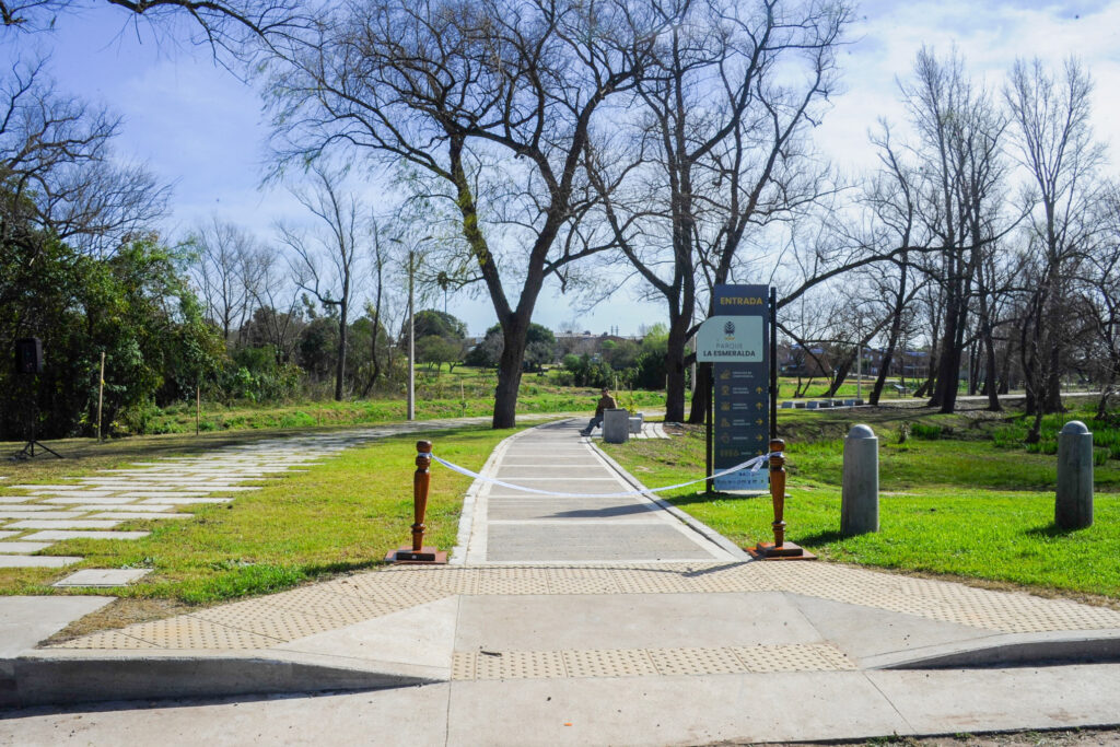 Parque La Esmeralda, en Fray Bentos, área inundable construida en el marco del proyecto de adaptación climática en el Río Uruguay. Muchas ciudades en la parte baja del río están dispuestas a instalar zonas recreativas de este tipo, que también ayudan a absorber el agua cuando sube el nivel del río. (Imagen: Presidencia de Uruguay)