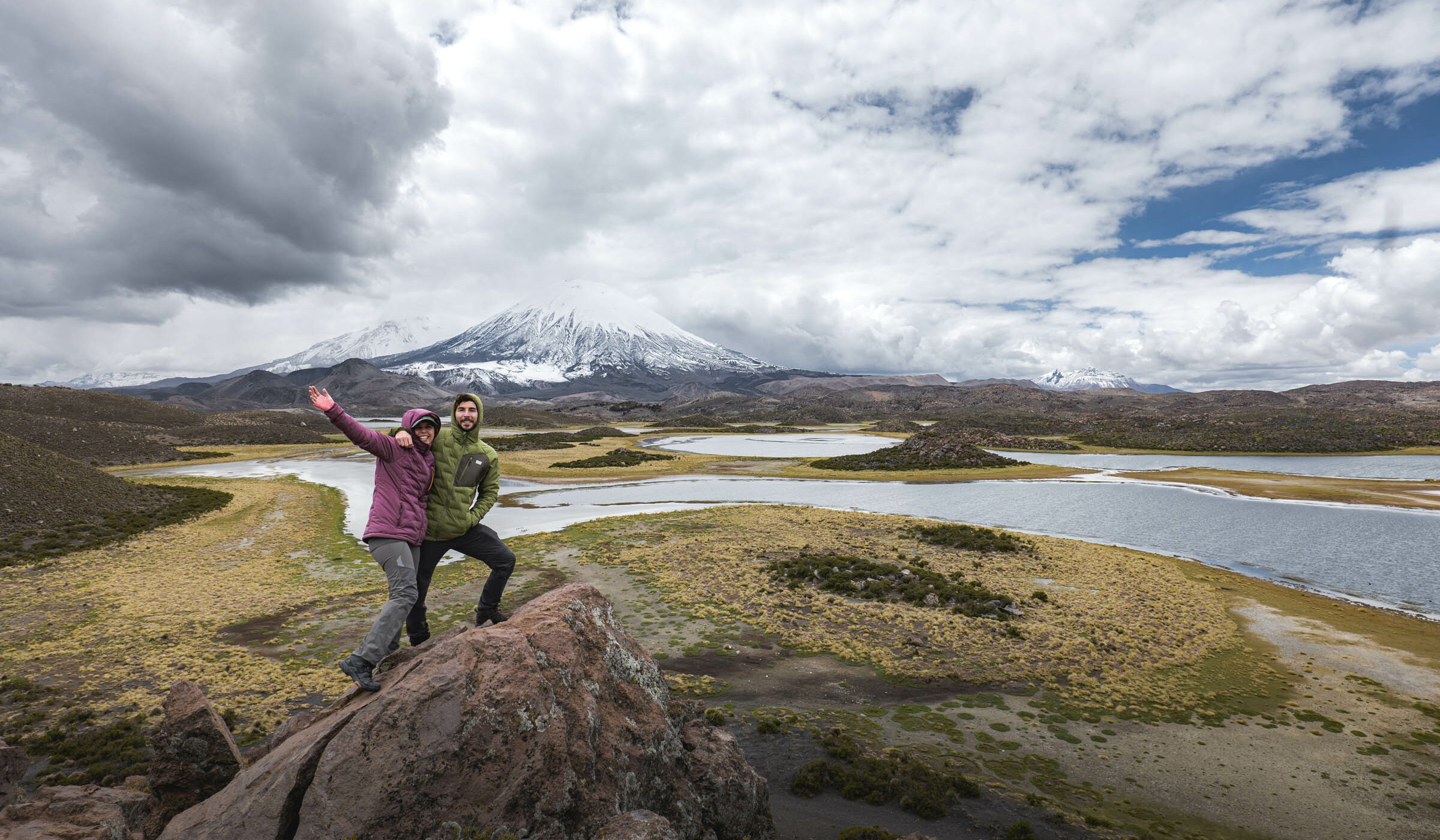 Pareja de chilenos recorrió los 46 parques nacionales durante un año, a bordo de un auto eléctrico