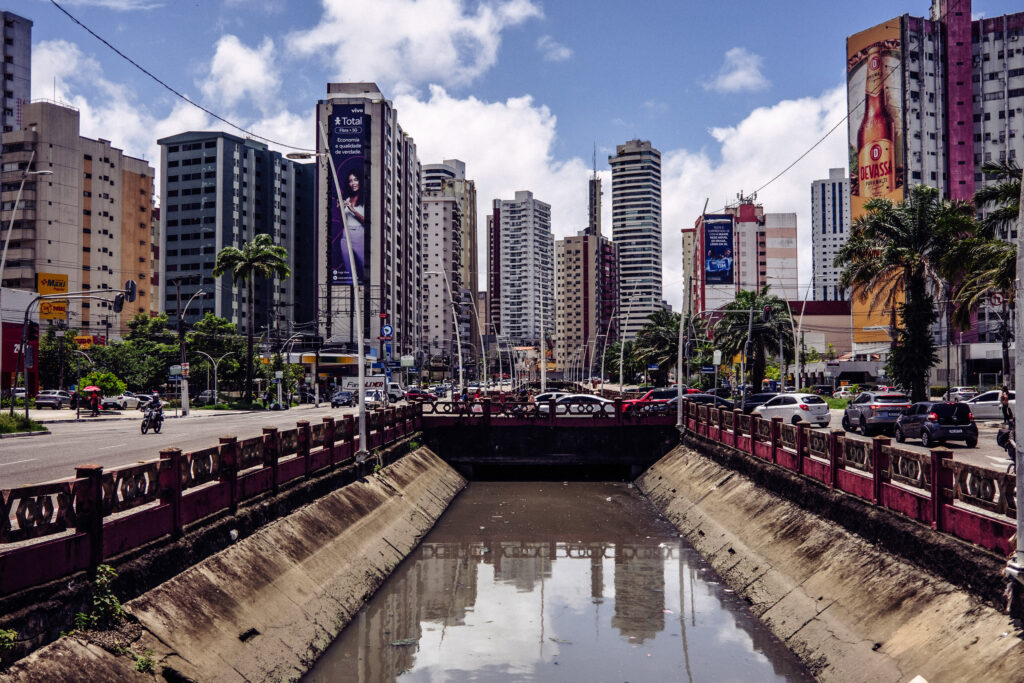 Una vía fluvial atraviesa el corazón de Belém, Pará. La contaminación por aguas residuales y la acumulación de basura son desafíos en la zona. Créditos: Christian Braga / Dialogue Earth.