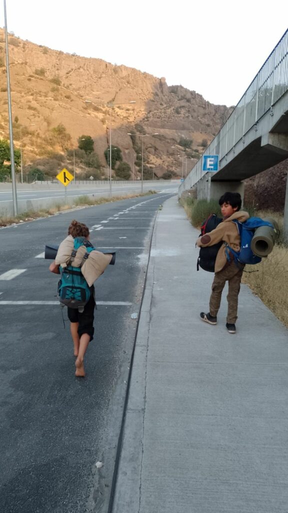 Leo Cea caminando con equipo para acampar en su mochila, Chile. Créditos: René Cea.