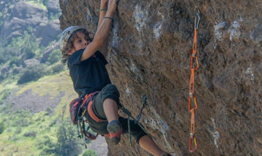 ENTREVISTA EXCLUSIVA | Leo Cea, el escalador chileno de 11 años que rompió un récord mundial: “No me acuerdo de ni un día que no haya escalado. Quizás solo un día. Cuando me dio varicela”