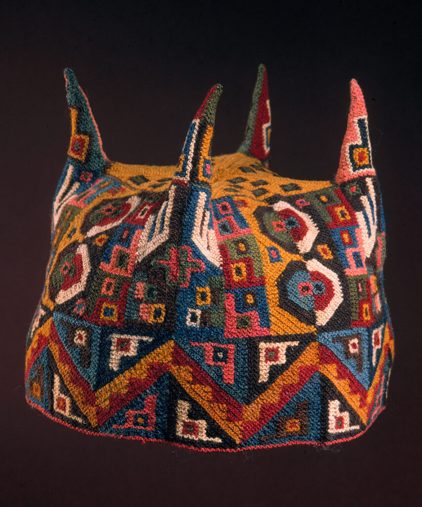 Gorro de cuatro puntas. Créditos: Museo Chileno de Arte Precolombino