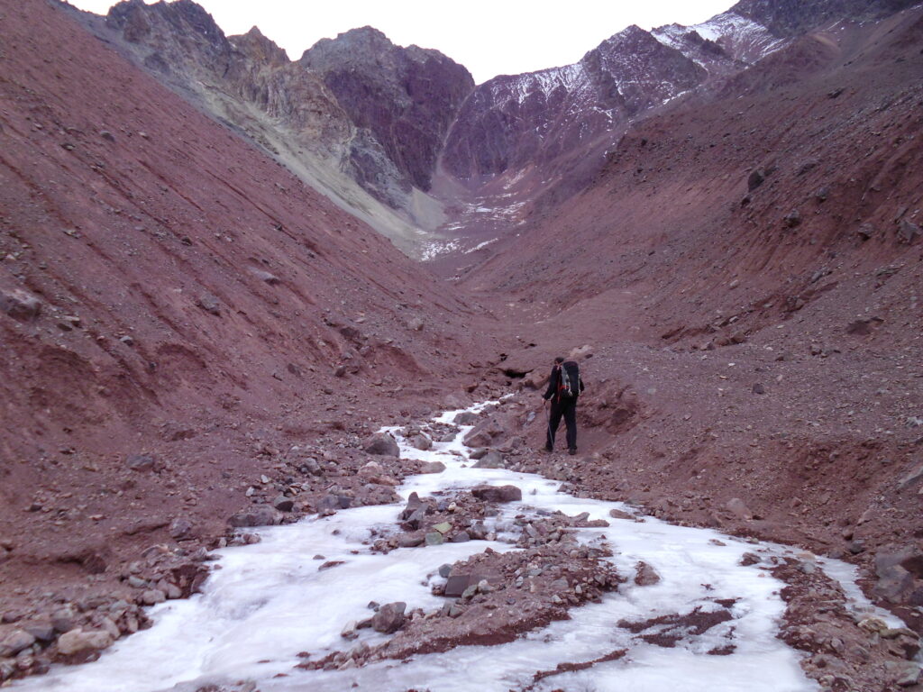 Gino Casassa aproximándose al descubrimiento del glaciar regenerado en la primera visita el 28 de mayo de 2015. Créditos: Felipe Ugalde.