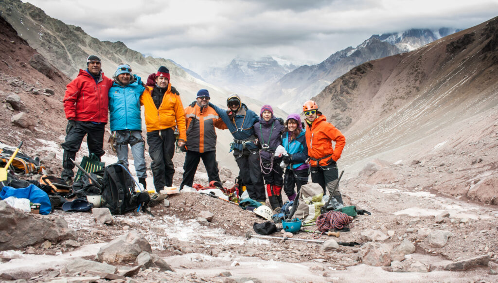 Rodrigo Mujica junto a otros montañistas y participantes del estudio. Créditos: Felipe Ugalde.