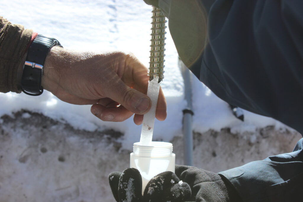 Obtención de muestras de nieve y hielo para el análisis de isótopos de agua. Los resultados se emplearon para entender mejor cómo se regeneró el glaciar posterior a su desprendimiento. Créditos: Felipe Ugalde.
