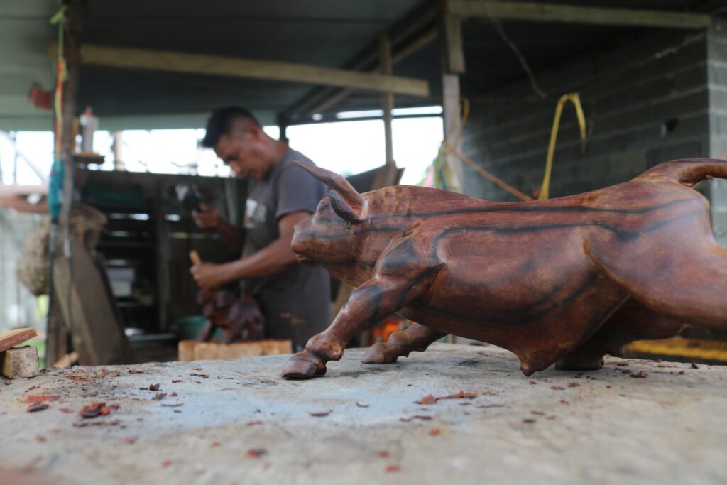 Rigoberto Quiroz, artesano que aún trabaja la madera de cocobolo en Panamá. Foto: Javier A. Jiménez Espino.