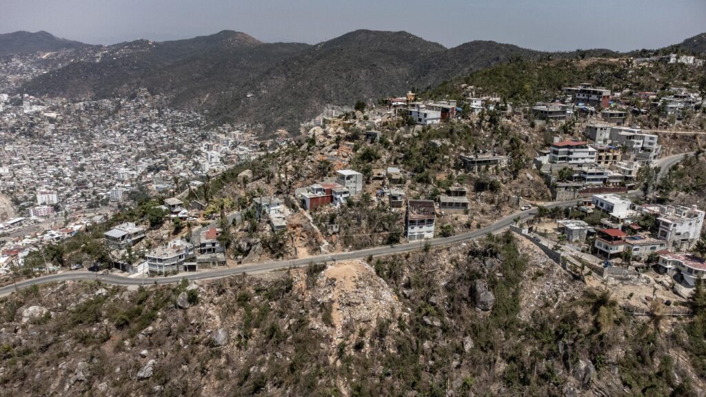 En Acapulco, las cañadas que antes ocupaba el palo morado y otras especies han sido ocupadas por desarrollos urbanos. Foto: Iván Castaneira.