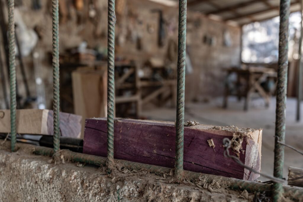 Un trozo de madera de palo morado en una carpintería de un poblado de Guerrero. Foto: Iván Castaneira.