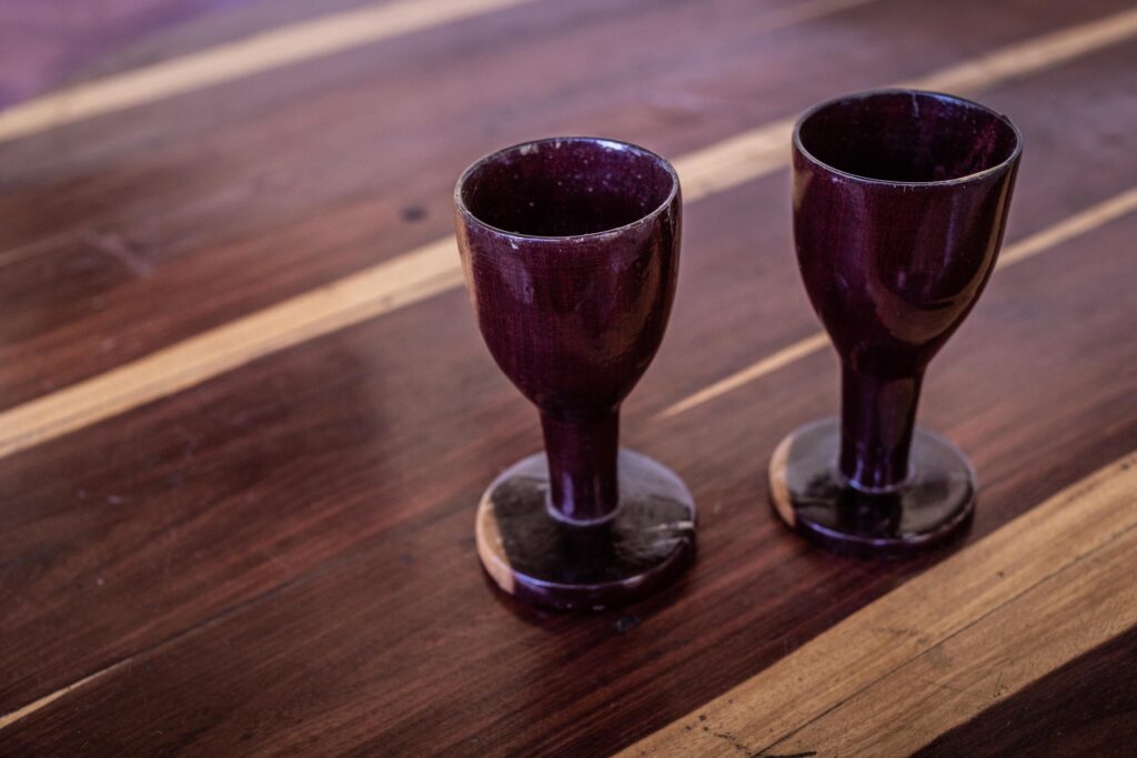 La madera de palo morado se ha usado para realizar desde vajillas, muebles e incluso piezas de dominó. Foto: Iván Castaneira.