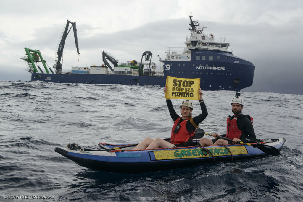 Greenpeace protesta frente a un barco minero de aguas profundas en una región del Pacífico. Foto: Greenpeace