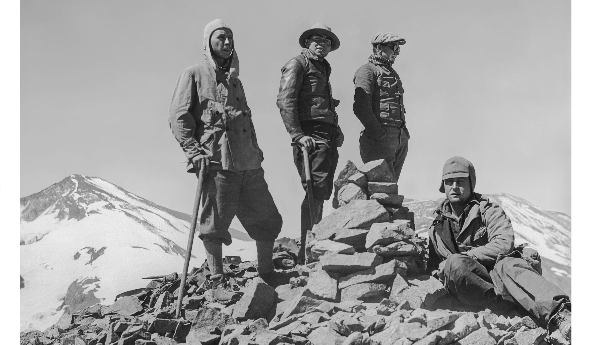 Nueva exposición basada en 1.400 fotografías preservadas en placas de vidrio rinde homenaje a los primeros montañistas, en el Centro Cultural Las Condes