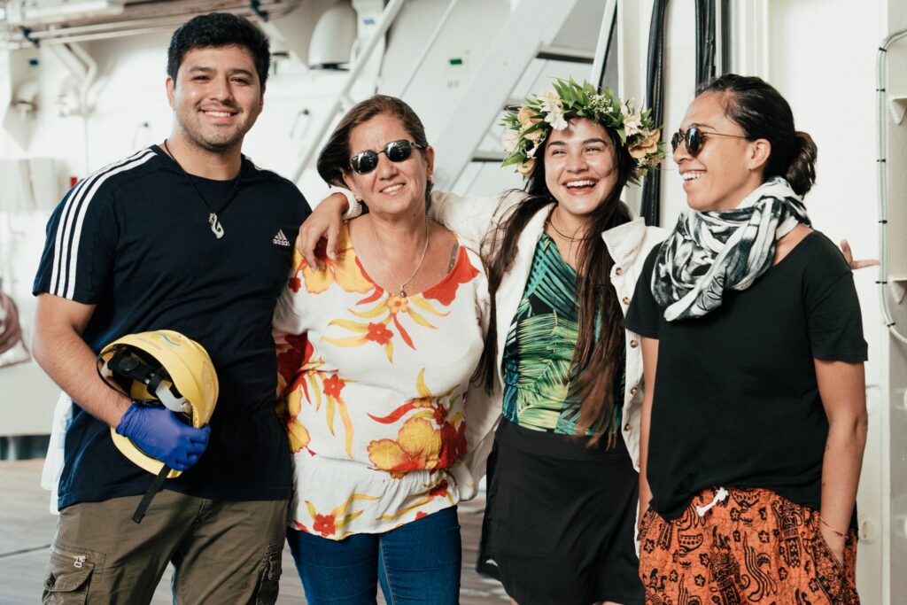 The Rapa Nui comittee before retrieving the last samples brought by ROV SuBastian.