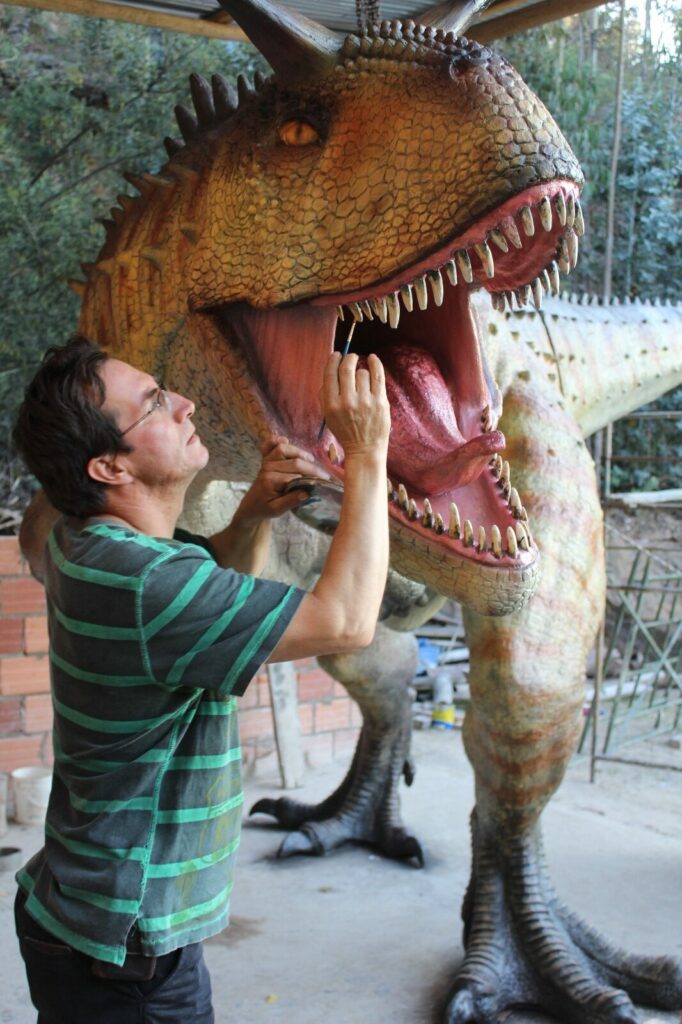 Byron Benítez durante el proceso de elaboración de una escultura de Carnotauro. Foto: Byron Benítez