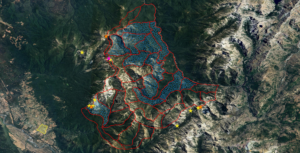 Área urbana San Fabián de Alico: polígono amarillo (55 ha); 34 megaloteos proyectados: polígonos rojos (9500 ha); 793 lotes aceptados por el SAG: polígonos azules (3375 ha). Especies nuevas para la ciencia (2021-2024): Rayenia malalcurensis: estrellas amarillas (En Peligro); Valeriana praecipitis: estrellas naranjas (En Peligro); Berberidopsis granitica: estrella rosada (En Peligro Crítico). Créditos: ©Alejandro Villarroel