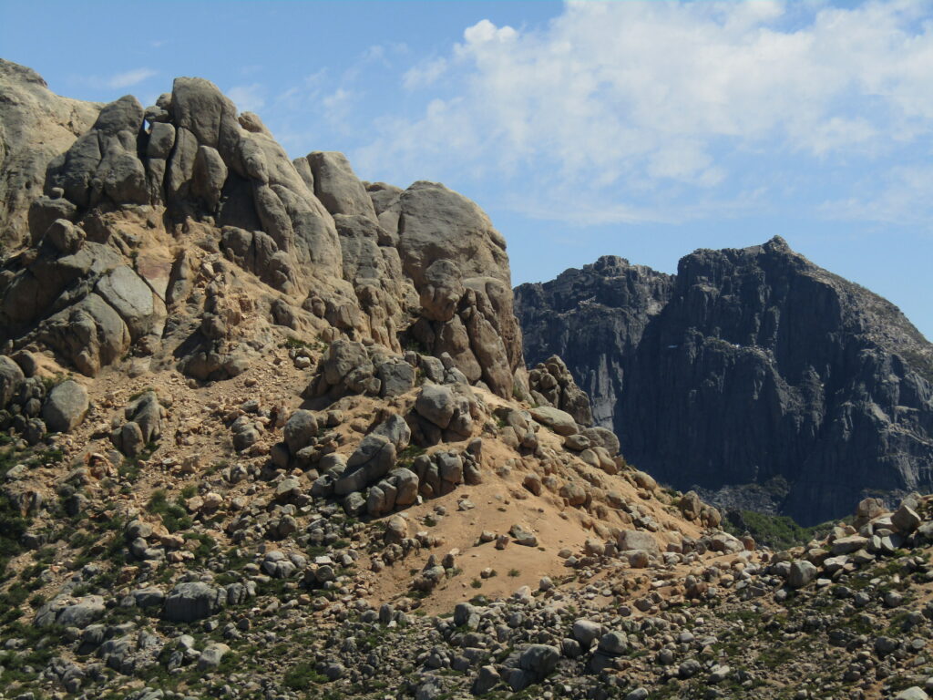 Ladera Cerro Alto el Padre, y Cerro Cuernos del Valiente, San Fabián de Alico. Créditos: ©Alejandro Villarroel