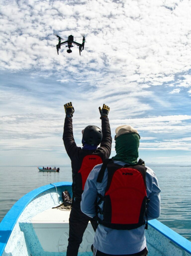 El biólogo Fabián Rodríguez durante una jornada en la Laguna San Ignacio, Baja California Sur, Foto: Sergio Martínez