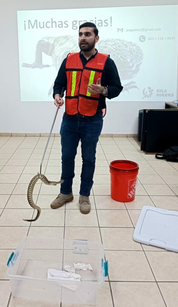 El biólogo Jorge Jiménez Canale con una serpiente de cascabel. Foto: Cortesía Jorge Jiménez Canale