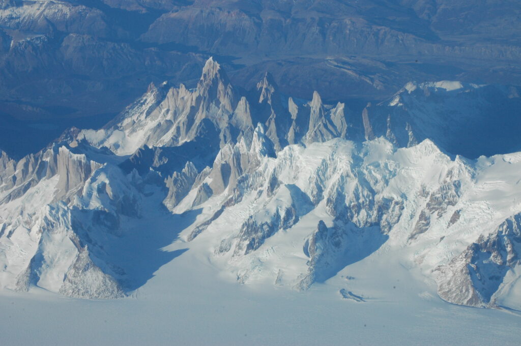 Vista áerea del Monte Fitz Roy, el cerro Torre y los Campos de Hielo Sur. Créditos: ©Felipe Howard