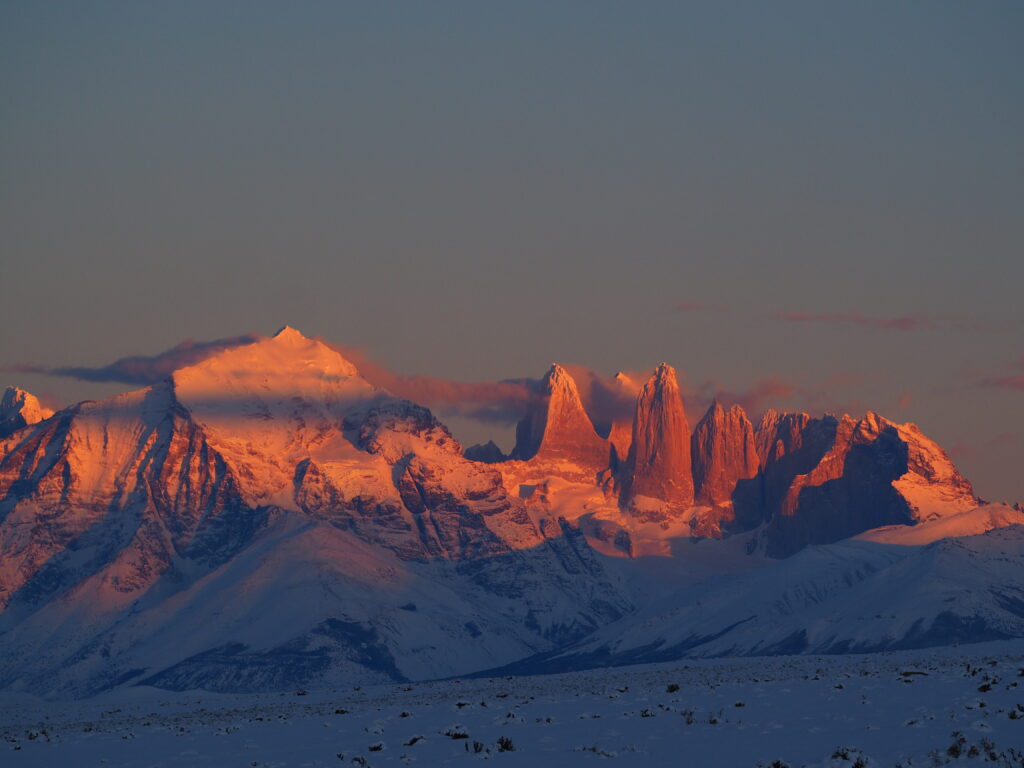 Torres del Paine y Monte Almirante Nieto al amanecer. Créditos: ©Felipe Howard