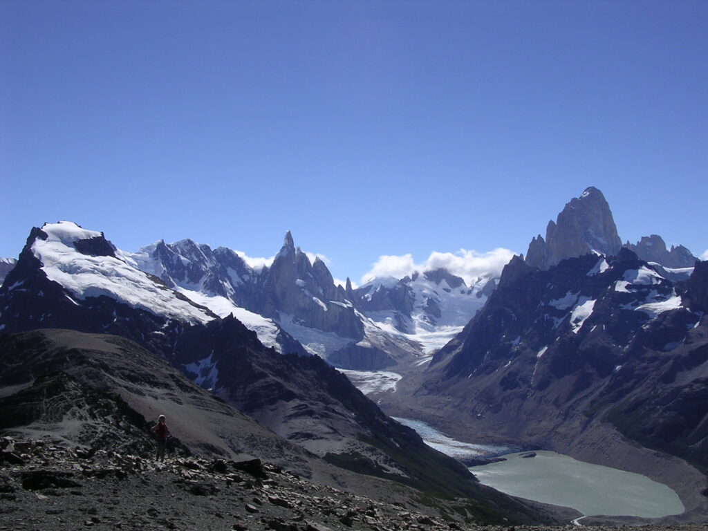 Vista del Monte Fitz Roy y Cerro Torre, desde el mirador Pliegue Tumbado, en El Chaltén. Créditos: ©Felipe Howard